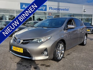 Toyota Auris 1.8 Hybrid Lease 5-Deurs | Origineel NL | Navi | Clima | Cruise | Panoramadak | Pdc + Achteruitrijcamera | Licht+Regensensor | Privacy Glass | 17''lm | Trekhaak