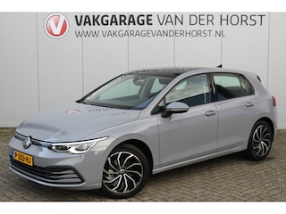 Volkswagen Golf 1.5-150pk TSI Highline. Erg nette, sportieve en goed onderhouden VW Golf ! Slechts 41.000km ! Autm. airco dual, digitaal dashb., adapt. cruise cntrl, navigatie, tel. voorb., trekhaak + afn. kgl, IQ lights, LM wielen, elektr. panoramadak, stoel- en stuurverwarming etc.