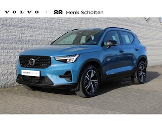 Volvo XC40 B4 Automaat Plus Dark | Verwarmbare voorstoelen | Verwarmbaar stuurwiel | Camera achter | Verwarmbare voorruit | Premium Sound by Harman Kardon | Elektrisch verstelbare voorstoelen | Noodreservewiel | Apple Carplay | Android Auto | Google Maps | Google Assistant | Blis | 18 inch | Semi elektrische trekhaak