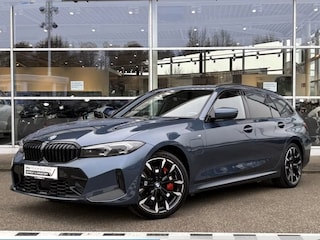BMW 3-serie Touring 330e M-SPORT ** ADAPT, LED, LEDER, HuD, MEM, ACC, TREKH, H&K SOUND, 19-inch LMV ** 1e EIG - BMW GAR. t/m 11-2029 ** ** INFORMEER OOK NAAR ONZE AANTREKKELIJKE FINANCIAL-LEASE TARIEVEN **