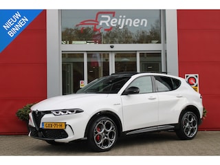 Alfa Romeo Tonale 1.5T 160PK Hybrid VELOCE | PANORAMISCH SCHUIF/KANTEL DAK | PREMIUM PACK: LEDEREN BEKLEDING/GEVENTILEERDE VOORSTOELEN/4-VOUDIG ELEKTRISCH VERSTELBARE LENDESTEUN VOORSTOELEN/HOOGGLANS ZWARTE RAAMOMLIJSTING/AMBIENT LIGHTING | TECHNOLOGY PACK: PARKEERWAARSCHUWING VOOR EN ACHTER/360° CAMERA/AUTOMATISCH INPARKEREN/ AUTONOMOUS DRIVING LEVEL 2: ADAPTIVE CRUISE CONTROL/LANE CENTERING ASSIST/TRAFFIC JAM ASSIST DODEHOEK DETECTIE AUTOMATISCH DIMMENDE BUITENSPIEGELS ELEKTRISCH BEDIENBARE ACHTERKLEP | WINTERPACK: STOELVERWARMING VOOR/STUURVERWARMING/VERWARMBARE RUITENSPROEIERS | HARMAN KARDON SOUND SYSTEM | 20" LICHTMETALEN VELGEN "GRAPHITE GREY" | DRAADLOZE TELEFOONLADER | NAVIGATIE | DRAADLOZE APPLE CARPLAY/ANDROID AUTO | FULL LED MATRIX KOPLAMPEN |