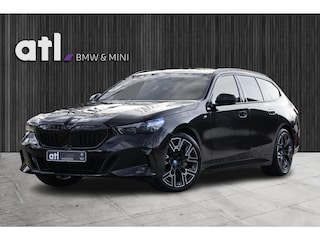 BMW 5-serie Touring 540d xDrive M-sport | Pano | HUD | Bowers & Wilkins | Keyless | 21" | Iconic Glow | 360 | Standkachel | Adap Cruise | Veganza Zwart interieur | etc.