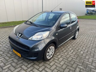 Peugeot 107 1.0-12V XS , 5 deurs , airco , centr. vergrendeling.
