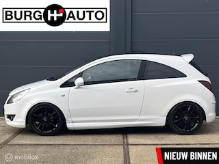 Opel Corsa 1.4-16V Cosmo 3 deurs - OPC LINE - EL. PANORAMADAK - AIRCO - CRUISE CONTROLE - PARKEERSENSOREN - 17" LM VELGEN - SPORTSTOELEN - NL AUTO - NAP -