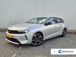 Opel Astra Sports Tourer 1.6 TURBO 180PK HYBRID | AUTOMAAT | Parkeersensoren rondom | Adaptieve cruise control | 17 inch LMV | Zwarte spiegelkappen | Airco | Achterbank in delen neerklapbaar | Airco | Airco (automatisch)