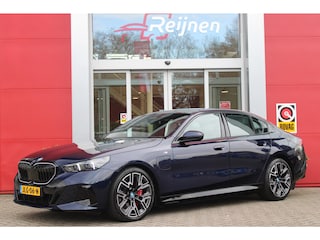 BMW 550e 490PK xDRIVE | ICONIC GLOW GRILL | PANORAMA DAK | MEESTURENDE ACHTERAS | STUUR VERWARMING | M SPORT PAKKET PRO | 20" LICHTMETALEN VELGEN | ZONNESCHERM ACHTERRUIT ELEKTRISCH | INTERIEURLIJSTEN M DONKERZILVER/CARBON FIBER | BOWERS & WILKINS AUDIO SYSTEM | DRIVING ASSISTANT PLUS | SHADOW LINE | INNOVATIE PAKKET | TRAVEL PAKKET | COMFORT PAKKET (AUTOMATISCHE AIRCONDITIONING 4 ZONES MET AUTOMATISCHE LUCHTCIRCULATIEFUNCTIE, STOELVERWARMING VOOR + ACHTER, STOELEN ELEKTRISCH VERSTELBAAR MET MEMORY, ACTIEVE STOELVENTILATIE VOOR) | BMW INDIVIDUAL LEER MERINO SILVERSTONE/ATLAS GRIJS | COMFORT ACCES | DRAADLOZE TELEFOONLADER | DRAADLOZE APPLE CARPLAY/ANDROID AUTO | NAVIGATIE PROFFESIONAL | SFEER VERLICHTING | 360° CAMERA | ELEKTRISCH BEDIENBARE ACHTERKLEP | HEAD UP DISPLAY | ELEKTRISCH BEDIENBAAR STUURKOLOM | BMW INDIVIDUAL TANSANIT BLAU |