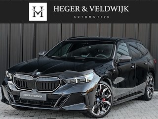 BMW 5-serie Touring 550e XDRIVE | M-SPORT PRO | SHADOW LINE | M-SPORT SEATS | ALCANTARA HEMEL | CARBON PACKAGE | PANORAMADAK | ICONIC GRILL | ACHTERBANK VERWARMD | BOWERS&WILKINS | ACTIVE CRUISE | HEAD-UP | STUURVERWARMING | COMFORT ACCESS