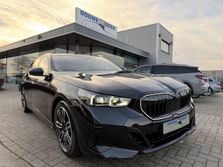BMW 5-serie Touring 530e M Sport Pro Trekhaak | Innovatie Pakket | HUD | Stuurverw. | Stoelverw. |