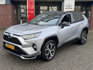 Toyota RAV4 2.5 Plug-in Hybrid AWD BI-TONE PLUS TREKHAAK 1500KG TREKGEW LEER STOELKOELING/VERWARMING PARK-SENSOREN 360-CAMERA 4S-BANDEN JBL-AUDIO HEAD-UP