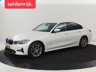 BMW 318i Sport Line | Carplay | Camera | Sportstoelen | Sfeerverlichting | Live Cockpit | Navigatie | Full LED | Half leder | Park Assist | Climate control | DAB | Cruise control | Bluetooth