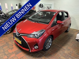 Toyota Yaris 1.5 Hybrid Dynamic Parelmoer rood / rijklaar met garantie / trekhaak / lichtmetalen velgen / december 2015 / zeer goed onderhouden, zie foto's