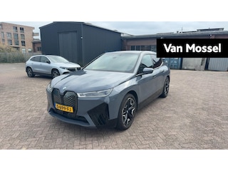 BMW iX xDrive40 High Executive 77 kWh | SKY LOUNGE PANORAMADAK | 21 INCH | SPORTPAKKET | ELEKTR.TREKHAAK | BMW LASER | DRIVING ASSISTANT PROF | CURVED DISPLAY | 360 CAMERA |