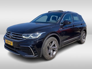 Volkswagen Tiguan 1.5 TSI R-Line / NL Auto! / Trekhaak / Panoramadak / Camera / Keyless / 19'' / CarPlay / Navigatie / DAB / ACC