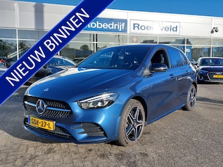 Mercedes-Benz B-klasse 250e Plug-In Hybrid AMG-Line | Navi | Apple Carplay | Clima | Cruise | Led Koplampen | Leder+Alcanatra | Stoelverwarming | Sfeerverlichting | Dodehoek+Rijstrooksensor | Privacy Glass | 18'lm
