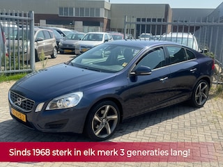Volvo S60 1.6 T4 Kinetic 180PK AUTOMAAT! Navi l Cruise l LED l Airco ECC! 1e eigenaar l NL AUTO DEALER OH l NIEUWSTAAT!