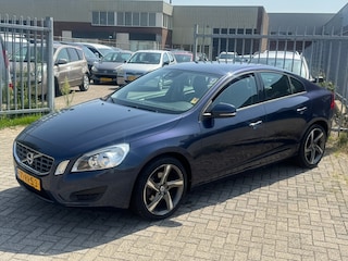 Volvo S60 1.6 T4 Kinetic 180PK AUTOMAAT! Navi l Cruise l LED l Airco ECC! 1e eigenaar l NL AUTO DEALER OH l NIEUWSTAAT!