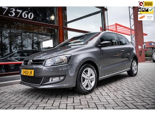Volkswagen Polo 1.2 TSI Highline | Cruise control | Stoelverwarming | Parkeer hulp | Airco | Navigatie |
