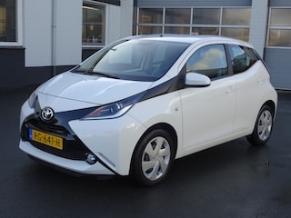 Toyota Aygo 1.0 VVT-i x-play Airco, achteruitrijcamera, elektrische ramen, centrale vergrendeling, telefoonbereiding, enz.