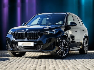 BMW X1 sDrive18iA M-SPORT ** ADAPT. LED, NAVI+, PANORAMA, TREKH, 19-inch LMV, M-REMMEN ** 1e EIG - Ex BMW-AG - UNFALLFREI ** ** INFORMEER OOK NAAR ONZE AANTREKKELIJKE FINANCIAL-LEASE TARIEVEN **