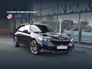 BMW 5-serie Touring 520i M Sportpakket Elek.Trekhaak Pano.Dak Driv.Ass. Plus Stoelventilatie Live Cockpit Pro. Head-up Harman-Kardon 19" LM Velgen
