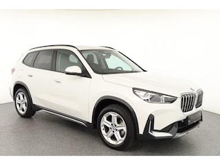 BMW X1 sDrive18iA xLine ** ADAPT. LED, LEDER, PANORAMA, TREKH, ADAPT. CRUISE, ACT. SPORTST ** 1e EIG - Ex BMW-AG - UNFALLFREI ** ** INFORMEER OOK NAAR ONZE AANTREKKELIJKE FINANCIAL-LEASE TARIEVEN **