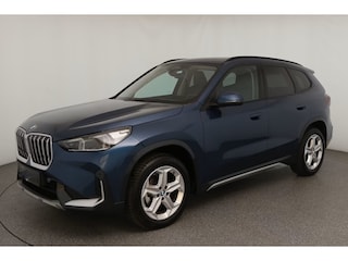BMW X1 sDrive18iA xLine ** ADAPT. LED, LEDER, PANORAMA, TREKH, ADAPT. CRUISE, ACT. SPORTST ** 1e EIG - Ex BMW-AG - UNFALLFREI ** ** INFORMEER OOK NAAR ONZE AANTREKKELIJKE FINANCIAL-LEASE TARIEVEN **