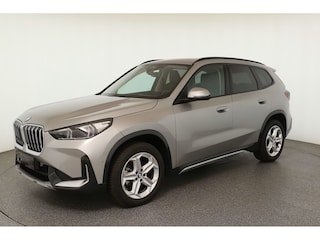 BMW X1 sDrive18iA xLine ** ADAPT. LED, LEDER, PANORAMA, TREKH, ADAPT. CRUISE, ACT. SPORTST ** 1e EIG - Ex BMW-AG - UNFALLFREI ** ** INFORMEER OOK NAAR ONZE AANTREKKELIJKE FINANCIAL-LEASE TARIEVEN **