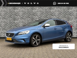 Volvo V40 2.0 T4 Business Sport | Trekhaak | Panoramadak | Lederen bekleding | Parkeersensoren voor + achter | Standkachel | Navigatie | Keyless | Volvo On Call | Stoelverwarming | Climate control | Getint glas |