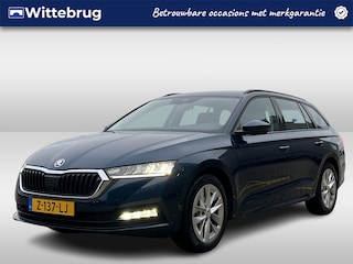 Skoda Octavia Combi 1.0 e-TSI Business Edition / Navigatie / Parkeer sensoren V+A /  Zwenkbare trekhaak / Fabrieksgarantie 2028 /