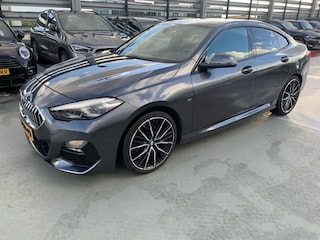 BMW 218i High Executive | Achterbank in delen neerklapbaar | Achteruitrijcamera | Apple Carplay/Android Auto|telefoonintegratie premium