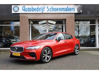 Volvo S60 2.0 T4 R-Design CAMERA LEER CARPLAY MEMORY TREKHAAK-ELEC. STOELVERW. DAB ZWARTE-HEMEL HARMAN&KARDON 2xELEC.VERST.STOELEN 18"LMV ENZ!