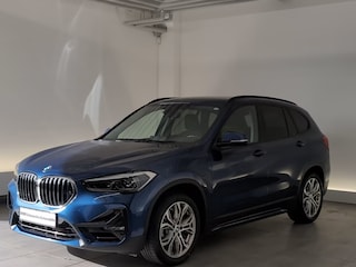 BMW X1 xDrive25e SPORTLINE ** LED, NAVI+, HALF-LEDER, TREKH, CAMERA, HuD, SPIEGELPACK  ** 1e EIG - UNFALLFREI ** ** INFORMEER OOK NAAR ONZE AANTREKKELIJKE FINANCIAL-LEASE TARIEVEN **