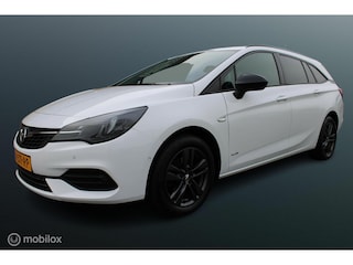 Opel Astra Sports Tourer 1.2 110 PK Design & Tech, Donker glas, PDC + camera, Cruise, Navi, Clima, App connect, Trekhaak Aktie voor € 500,-