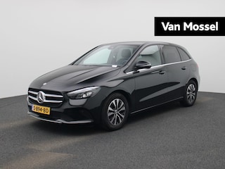 Mercedes-Benz B-klasse 180 Business Line AUTOMAAT | WIDESCREEN | NAVIGATIE | CAMERA | CRUISE | CLIMA | STOELVERWARMING | SPORSTOELEN | HALF LEER | PDC | DAB | ELEKTRISCHE KOFFERKLEP | LAGE KM STAND | 12 MAANDEN BOVAG GARANTIE |
