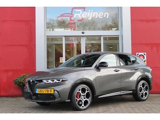 Alfa Romeo Tonale 1.5T 160PK Hybrid VELOCE | PREMIUM PACK: LEDEREN BEKLEDING/GEVENTILEERDE VOORSTOELEN/4-VOUDIG ELEKTRISCH VERSTELBARE LENDESTEUN VOORSTOELEN/HOOGGLANS ZWARTE RAAMOMLIJSTING/AMBIENT LIGHTING | TECHNOLOGY PACK: PARKEERWAARSCHUWING VOOR EN ACHTER/360° CAMERA/AUTOMATISCH INPARKEREN/ AUTONOMOUS DRIVING LEVEL 2: ADAPTIVE CRUISE CONTROL/LANE CENTERING ASSIST/TRAFFIC JAM ASSIST DODEHOEK DETECTIE AUTOMATISCH DIMMENDE BUITENSPIEGELS ELEKTRISCH BEDIENBARE ACHTERKLEP | WINTERPACK: STOELVERWARMING VOOR/STUURVERWARMING/VERWARMBARE RUITENSPROEIERS | 19" LICHTMETALEN VELGEN  | DRAADLOZE TELEFOONLADER | NAVIGATIE | DRAADLOZE APPLE CARPLAY/ANDROID AUTO | FULL LED MATRIX KOPLAMPEN |