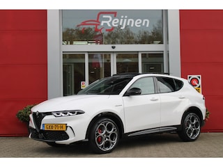 Alfa Romeo Tonale 1.5T 160PK Hybrid VELOCE | PANORAMISCH SCHUIF/KANTEL DAK | PREMIUM PACK: LEDEREN BEKLEDING/GEVENTILEERDE VOORSTOELEN/4-VOUDIG ELEKTRISCH VERSTELBARE LENDESTEUN VOORSTOELEN/HOOGGLANS ZWARTE RAAMOMLIJSTING/AMBIENT LIGHTING | TECHNOLOGY PACK: PARKEERWAARSCHUWING VOOR EN ACHTER/360° CAMERA/AUTOMATISCH INPARKEREN/ AUTONOMOUS DRIVING LEVEL 2: ADAPTIVE CRUISE CONTROL/LANE CENTERING ASSIST/TRAFFIC JAM ASSIST DODEHOEK DETECTIE AUTOMATISCH DIMMENDE BUITENSPIEGELS ELEKTRISCH BEDIENBARE ACHTERKLEP | WINTERPACK: STOELVERWARMING VOOR/STUURVERWARMING/VERWARMBARE RUITENSPROEIERS | HARMAN KARDON SOUND SYSTEM | 20" LICHTMETALEN VELGEN "GRAPHITE GREY" | DRAADLOZE TELEFOONLADER | NAVIGATIE | DRAADLOZE APPLE CARPLAY/ANDROID AUTO | FULL LED MATRIX KOPLAMPEN |