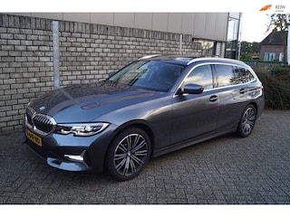 BMW 3-serie Touring 320i High Executive Sport Line Autom Panodak Leder Sportst Stoelverw Navi Camera Clima 2x PDC LMV ENZ.