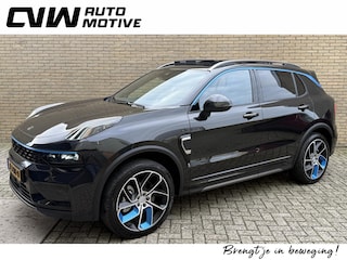 Lynk & Co 01 1.5 PHEV 261pk | 1.316km! | 2023 | Zwarte hemel | Rolhoes | Panoramadak | Adaptieve cruise | Stoelverwarming | 360 Camera | Navigatie | LED | DAB | Apple CarPlay | Elektrische achterklep | Infinity sound | 20 inch LMV | Nieuwstaat!
