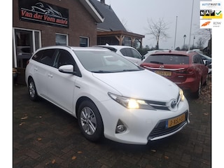 Toyota Auris Touring Sports 1.8 Hybrid Aspiration. 2de eigenaar, historie aanwezig. Nwe APK + beurt. O.a. camera, bluetooth, etc.