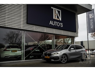BMW 118i | Camera | CarPlay | Stoel- & Stuurwielverwarming | Trekhaak | 17"