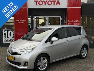 Toyota Verso-S 1.3 VVT-i Dynamic NL-AUTO AUTOMAAT LMV CAMERA CLIMA STRWLBDNG KEYLESS START/STOP