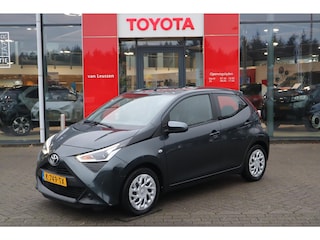 Toyota Aygo X-PLAY 5-DEURS TREKHAAK AIRCO CAMERA AUDIO-STUURWIELBED. LEDER-STUUR NL-AUTO