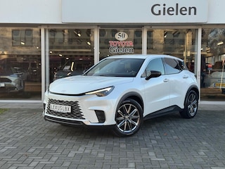 Lexus LBX 1.5 Hybrid Elegant | Leer, Privacy Glass, Stoel + Stuurverwarming, Dodehoekherkenning, Parkeersensoren, 18 inch