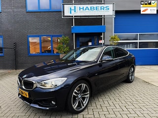 BMW 3-serie GT 328i High Executive 245PK|Origineel NL|Proff Navi|AUT|Rood Leder|Trekhaak|PDC|Memmory|StoelVW|M-velgen|