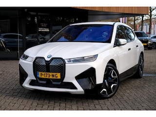 BMW iX XDrive50 High Executive 112 kWh/M-Sportpakket/ACC/B&W/HUD/Laser/Achterasbesturing/Trekhaak/Stoelventillatie