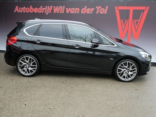 BMW 2-serie Tourer 220i SPORTLINE | LEER | NAVI | 18 INCH | NL-AUTO | NIEUWE APK!!