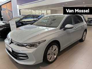 Volkswagen Golf 1.5 eTSI Life Edition | VOORRAAD DIRECT LEVERBAAR  | Automaat | 17 inch velgen | Parkeersensoren | Achteruitrijcamera | IQ.Light | Keyless entry | 360 graden camera | Side Assist |