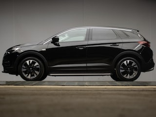 Opel Grandland X 1.2 Turbo Business Executive Sport (PANORAMADAK,APPLE CARPLAY,NAVI,STOEL/STUURVERWARMING,CAMERA,BLACK PACK,PDC)