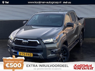 Toyota Hilux 2.8 D-4D Double Cab Invincible Automaat Nieuw geleverd, incl. o.a.: De laadbak is gecoat, trekhaak 13plg, stoelverwarming, achteruitrij camera, keyless, navigatie, Apple CarPlay/Android Auto, JBL Audio, NL-auto, boekjes compleet, 265/65R18 banden CST AT318 Sahara 4X4  terreinbanden