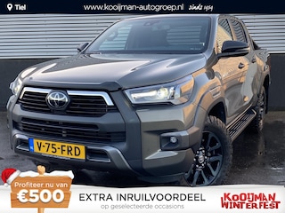 Toyota Hilux 2.8 D-4D Double Cab Invincible Automaat Nieuw geleverd, incl. o.a.: De laadbak is gecoat, trekhaak 13plg, stoelverwarming, achteruitrij camera, keyless, navigatie, Apple CarPlay/Android Auto, JBL Audio, NL-auto, boekjes compleet, 265/65R18 banden CST AT318 Sahara 4X4 terreinbanden